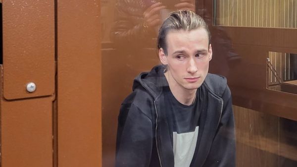 В Москве арестовали трех участников поэтических чтений. Один из них обвинил силовиков в пытках гантелью