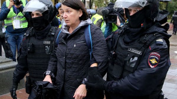 "Нахера нам Херсон, умирать за него не собираюсь": протесты, поджоги военкоматов и хаос с призывом. Как идет мобилизация в России