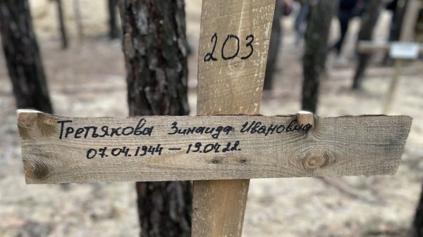 "Некоторых убили, некоторых замучили пытками". Под Изюмом проводят массовую эксгумацию безымянных могил