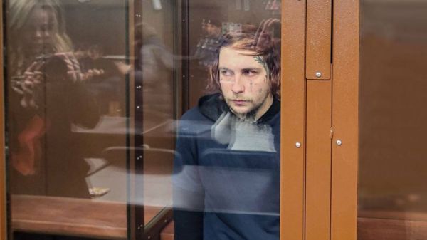 В Москве арестовали трех участников поэтических чтений. Один из них обвинил силовиков в пытках гантелью