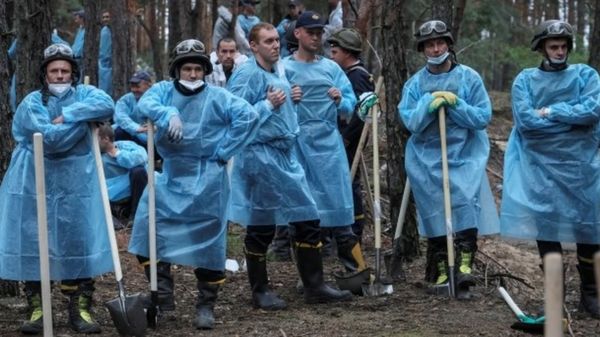 "Некоторых убили, некоторых замучили пытками". Под Изюмом проводят массовую эксгумацию безымянных могил