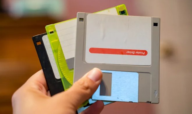 Министр цифровых технологий Японии объявил войну дискетам и факс-машинам