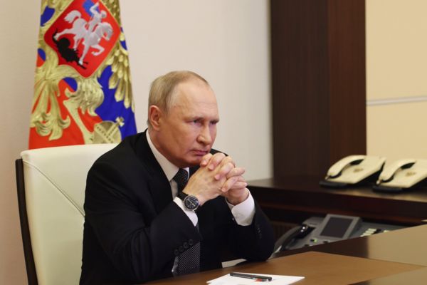 "Война пришла на территорию России". Что значат указы Путина о военном положении и "уровнях реагирования" в регионах