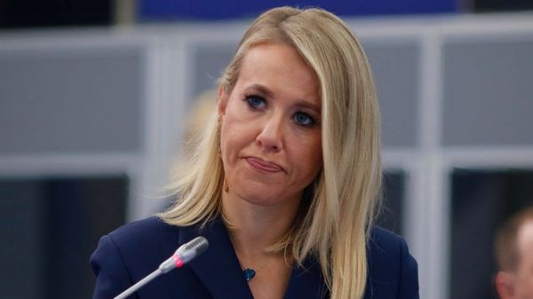 Ксения Собчак уехала из России. Ее сотрудника арестовали по делу о вымогательстве у Чемезова