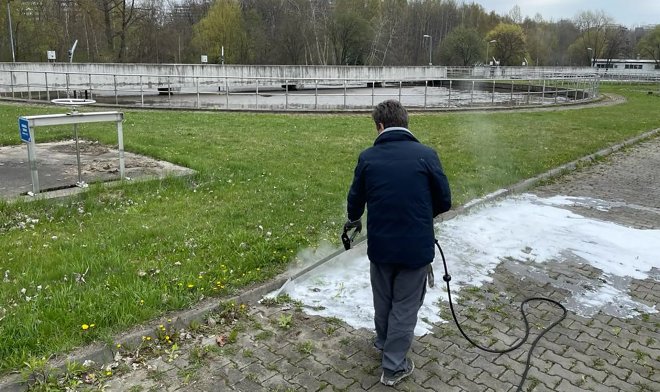 Безопасная термопена Foamstream уничтожит сорняки с эффективностью гербицида 