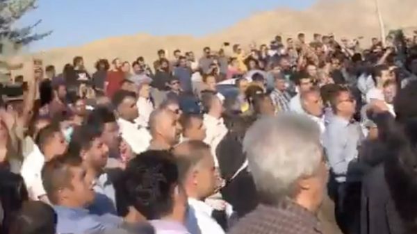 "Лучше смерть, чем унижение". В Иране к массовым протестам присоединились студенты