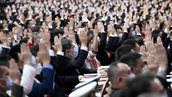 Си Цзиньпин переизбран на пост генсека партии Китая. В Политбюро остались только его сторонники