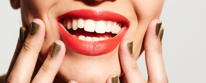 Делает ли фальшивая улыбка счастливее?