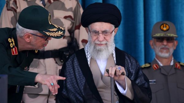 "Лучше смерть, чем унижение". В Иране к массовым протестам присоединились студенты