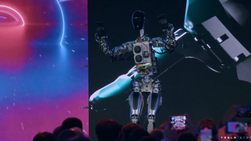 Tesla представила человекоподобного робота Optimus