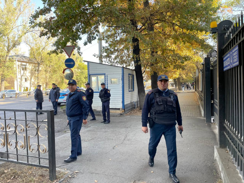 В Алматы перед консульством России&nbsp;задержали активистов, которые вышли против визита Путина в Казахстан