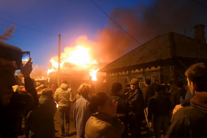 В Иркутске военный самолет упал на жилой дом