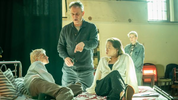 Звезда сериала "Корона" Эмма Коррин призывает вручать гендерно-нейтральные награды