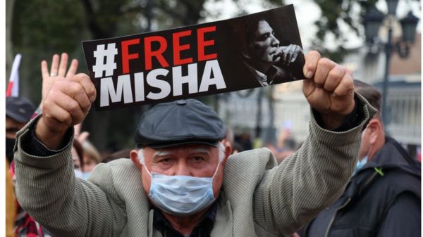 "Его жизнь в тюремной системе Грузии под угрозой". Эксперты говорят о возможной интоксикации Михаила Саакашвили