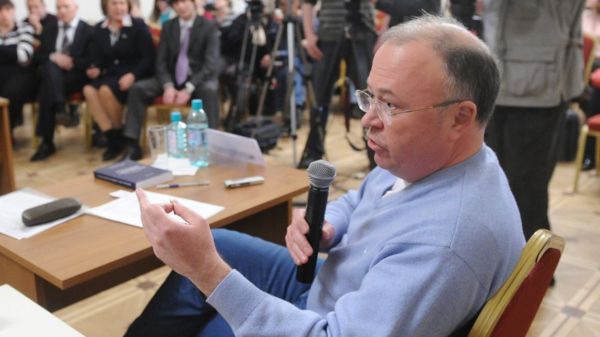 Телеведущего Андрея Караулова объявили в розыск. Его обвинял в клевете глава "Ростеха" Сергей Чемезов