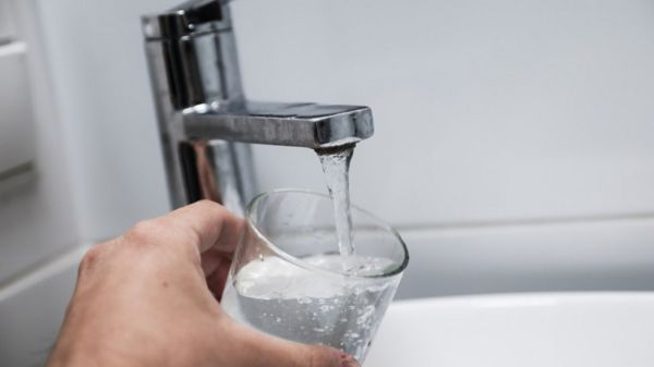 Шотландские ученые: рекомендация выпивать 8 стаканов воды в день была ошибочной