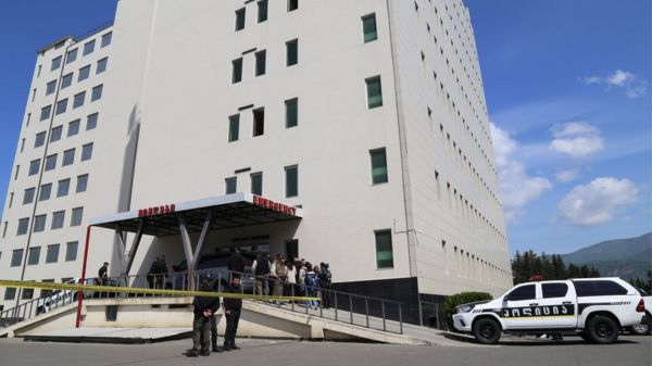 "Его жизнь в тюремной системе Грузии под угрозой". Эксперты говорят о возможной интоксикации Михаила Саакашвили