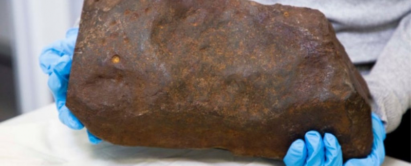 Мужчина много лет хранит камень, надеясь, что это золото. Оказалось, что он гораздо ценнее.