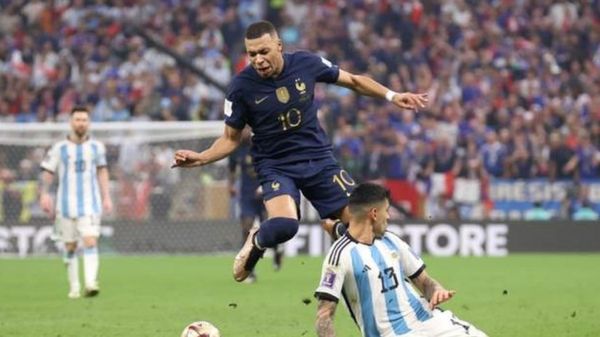 Сборная Аргентины победила на чемпионате мира по футболу, обыграв Францию в серии пенальти
