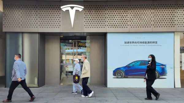 Илон Маск снова продает акции Tesla. Инвесторы волнуются и обвиняют Twitter
