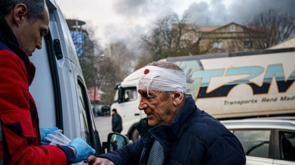 Обстрел центра Херсона: 10 человек погибли, десятки ранены