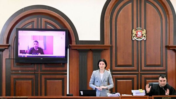 В суде в Грузии показали Саакашвили по видеосвязи. Правящая партия обвинила его в "бездарной симуляции”