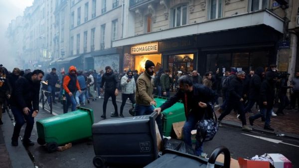 Нападение в Париже: убиты три человека. Происшествие переросло в беспорядки