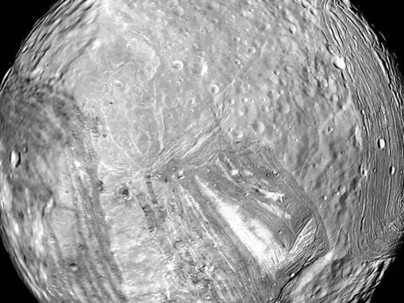 Найдены следы обрушения колец Урана на&nbsp;спутник Миранда