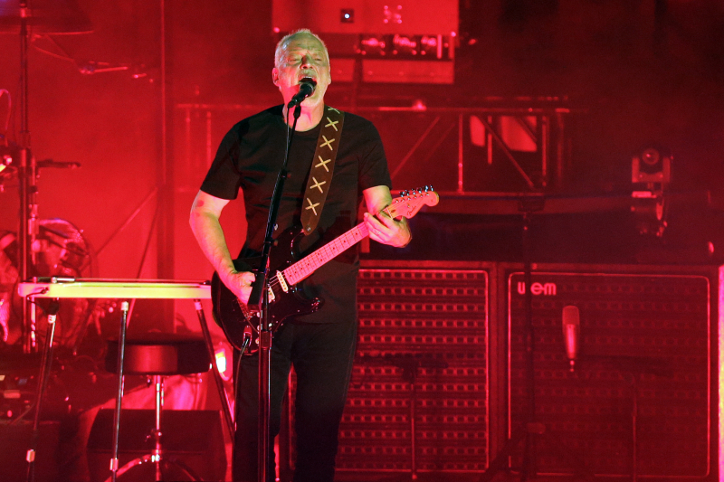 Pink Floyd и украинский музыкант Андрей Хлывнюк собрали полмиллиона фунтов стерлингов в помощь Украине