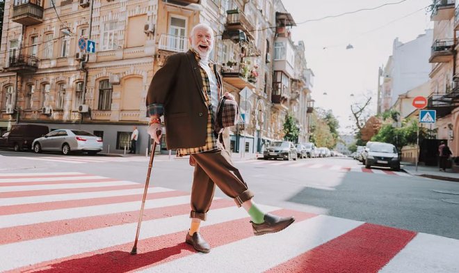 Ученые: смешная походка в стиле Монти Пайтона — в семь раз эффективнее занятий физкультурой
