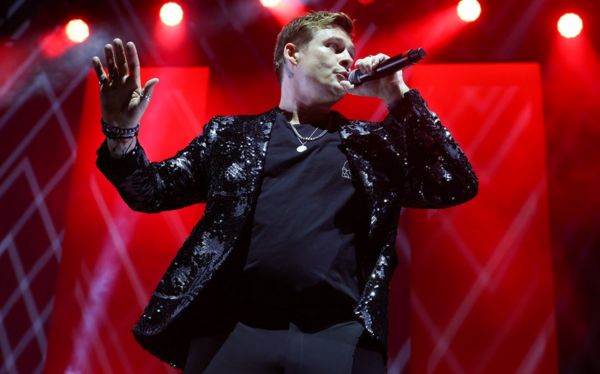 Участника поп-группы Blue признали виновным в нападении на бортпроводницу