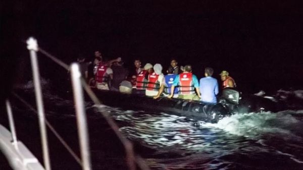 С волонтеров, помогавших мигрантам добраться до Греции и попавших под суд на Лесбосе, снято обвинение в шпионаже