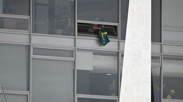 В Бразилии сторонники Болсонару ворвались в президентский дворец и здание конгресса