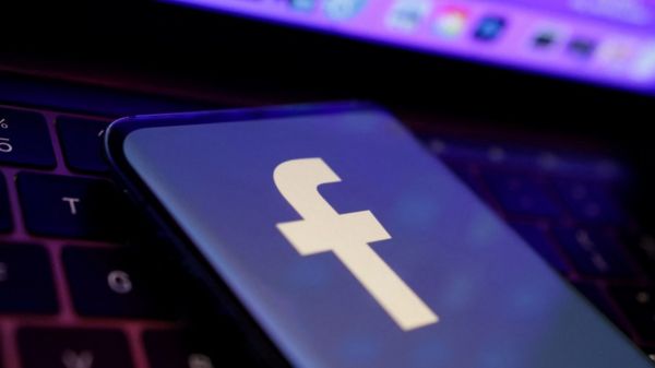 Дональда Трампа пустят обратно в "Фейсбук" и "Инстаграм"