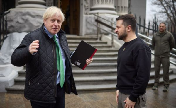 Борис Джонсон снова приехал в Украину. Он встретился с Зеленским и посетил Бучу и Бородянку