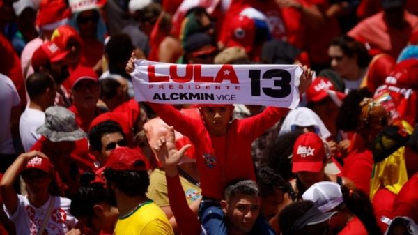 Лула да Силва принял присягу президента Бразилии. Проигравший ему Жаир Болсонару улетел в США