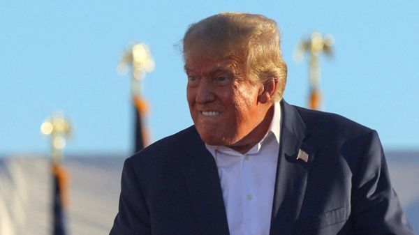 Дональда Трампа пустят обратно в "Фейсбук" и "Инстаграм"