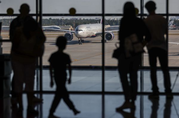 Володин предложил конфисковывать имущество уехавших из России. Песков призвал не открывать "ящики Пандоры"