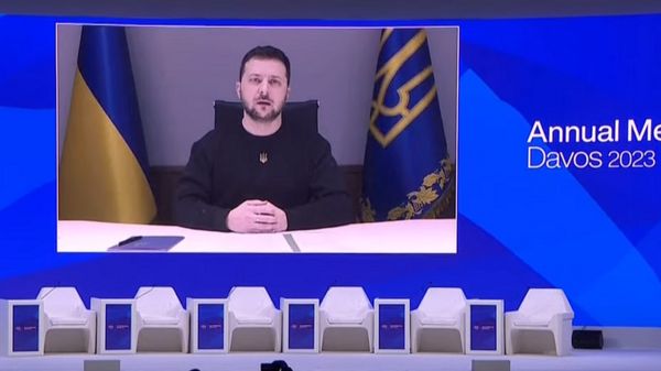 "Хватит колебаться". Зеленский призвал участников Давоса дать Украине танки до российского наступления