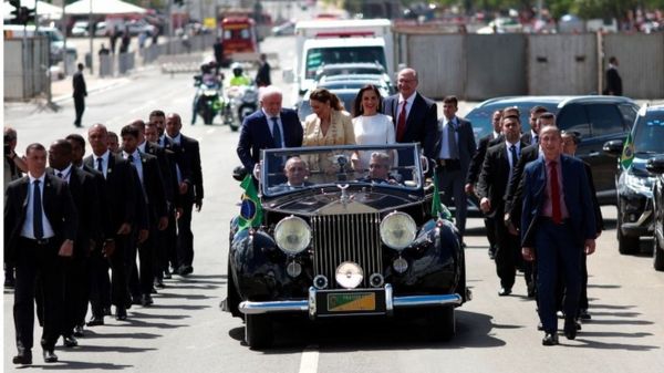 Лула да Силва принял присягу президента Бразилии. Проигравший ему Жаир Болсонару улетел в США