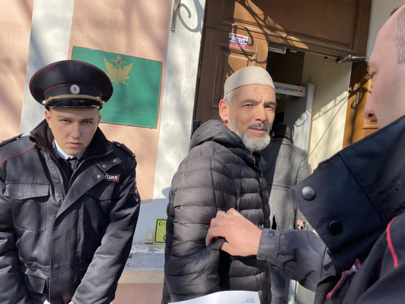 В аннексированном Крыму арестовали более двадцати крымских татар, пришедших на заседание суда по делу "Хизб ут-Тахрир"