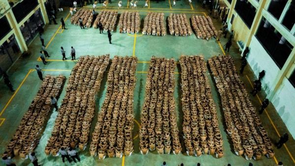 В Сальвадоре открылась мега-тюрьма для гангстеров