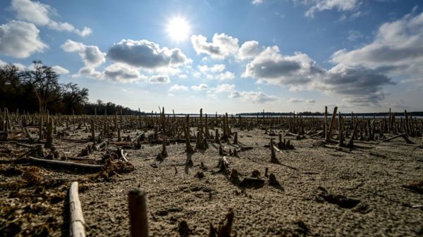 Война в Украине: данные спутников подтверждают осушение Каховского водохранилища россиянами