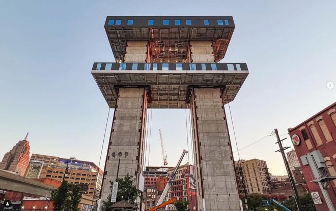В Детройте заканчивается возведение высотного дома, который был построен методом &laquo;сверху вниз&raquo; 