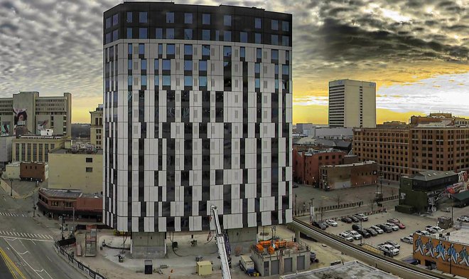 В Детройте заканчивается возведение высотного дома, который был построен методом &laquo;сверху вниз&raquo; 