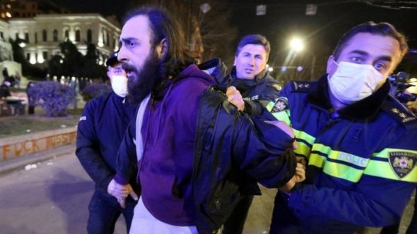 В Грузии продолжаются массовые протесты против "закона об иноагентах". Накануне демонстрантов разогнала полиция