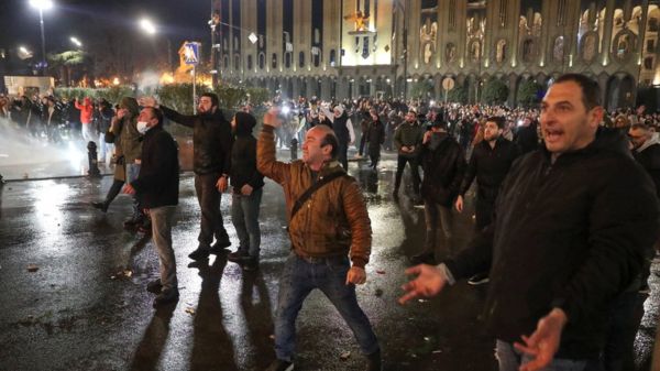 В Тбилиси протесты против закона об "иноагентах" переросли в столкновения с полицией