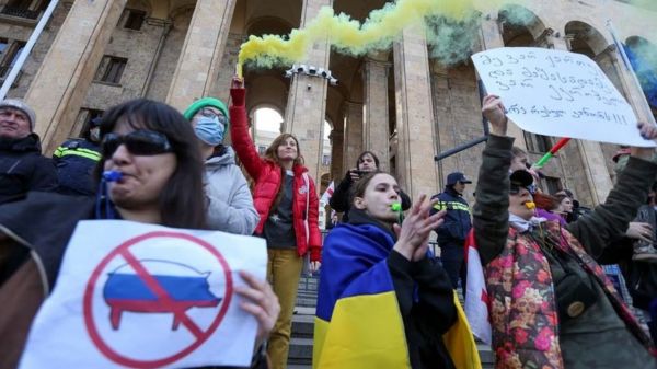 В Грузии продолжаются массовые протесты против "закона об иноагентах". Накануне демонстрантов разогнала полиция