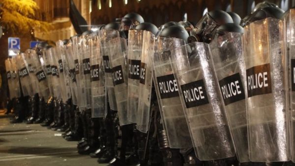 В Грузии продолжаются массовые протесты против "закона об иноагентах". Накануне демонстрантов разогнала полиция