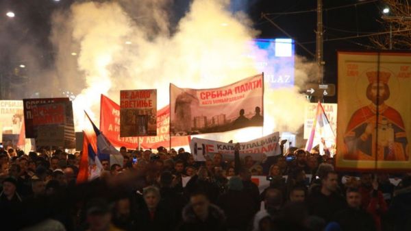 Лидеры Сербии и Косова близки к подписанию мирного соглашения, протестующие в Белграде называют Вучича предателем